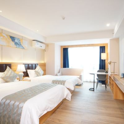 豪華行政雙床房「軟卧沙發+辦公桌椅+遮光窗簾」 漫麗·影院酒店（海口日月廣場店）優惠