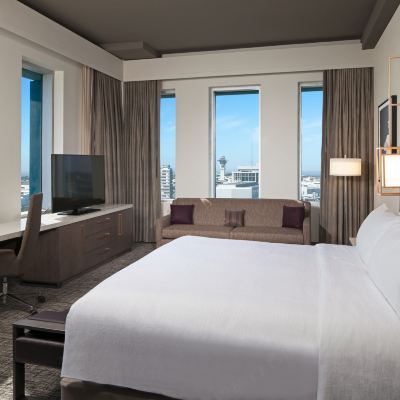 Superior King Room with Airport View