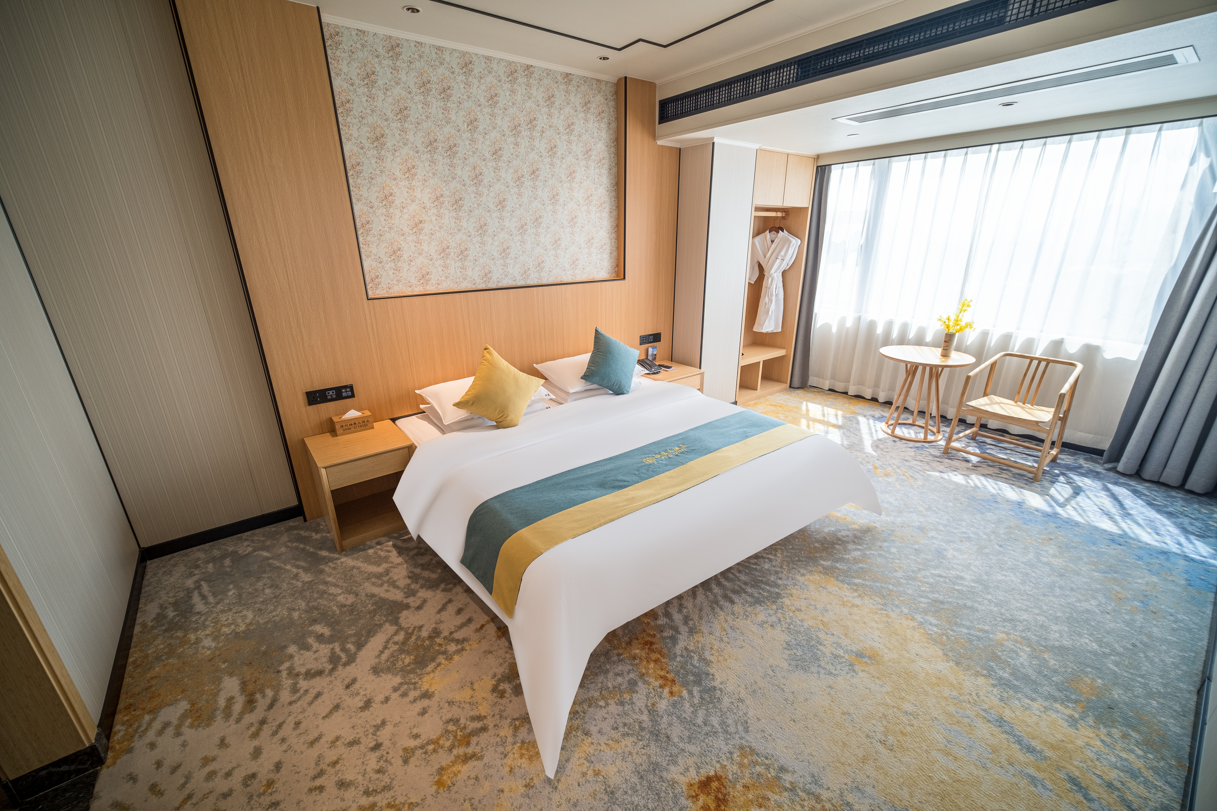 尊贵浴缸套房（独立会客厅+沙发茶几+小冰箱）