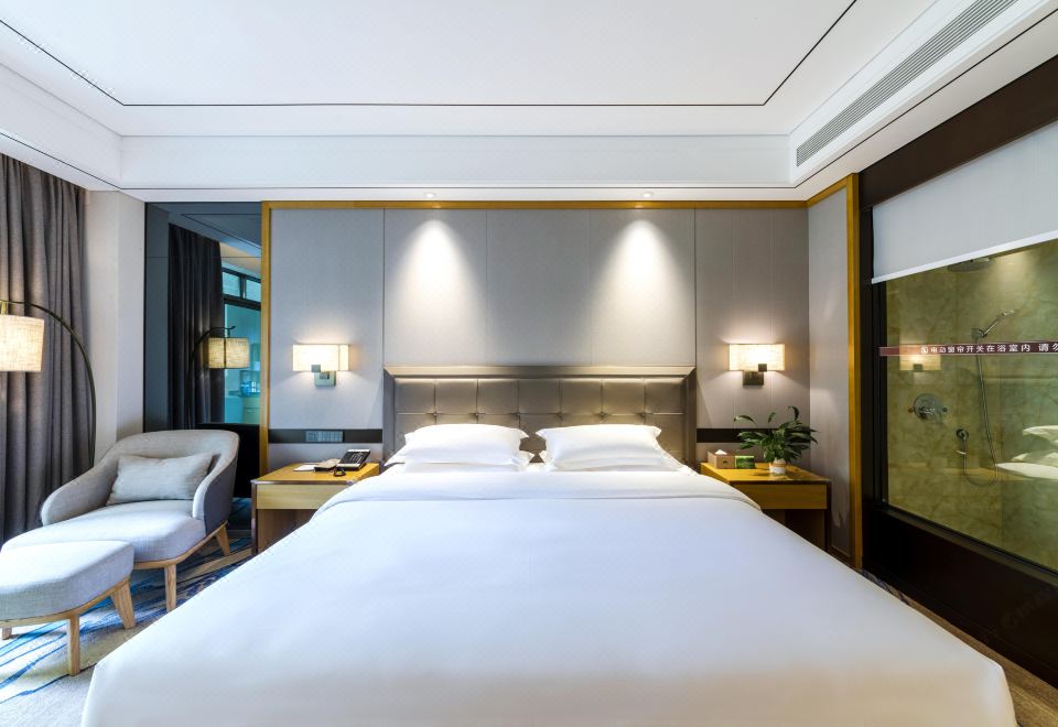 Yijing Guanlan HotelDeluxe Panoramic Queen Room