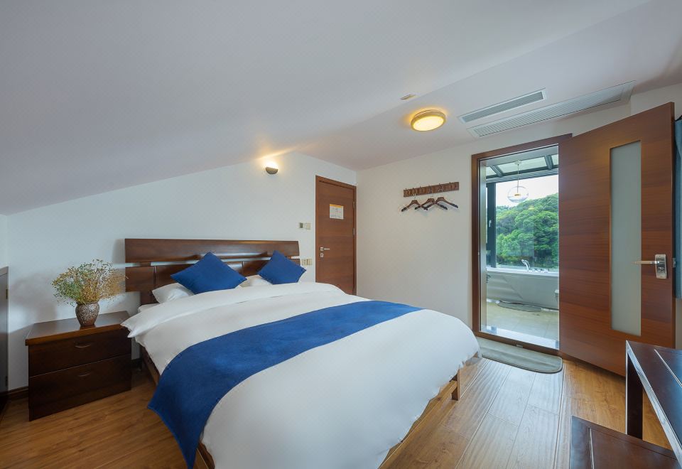 Leisure Wisdom Tub Attic Room