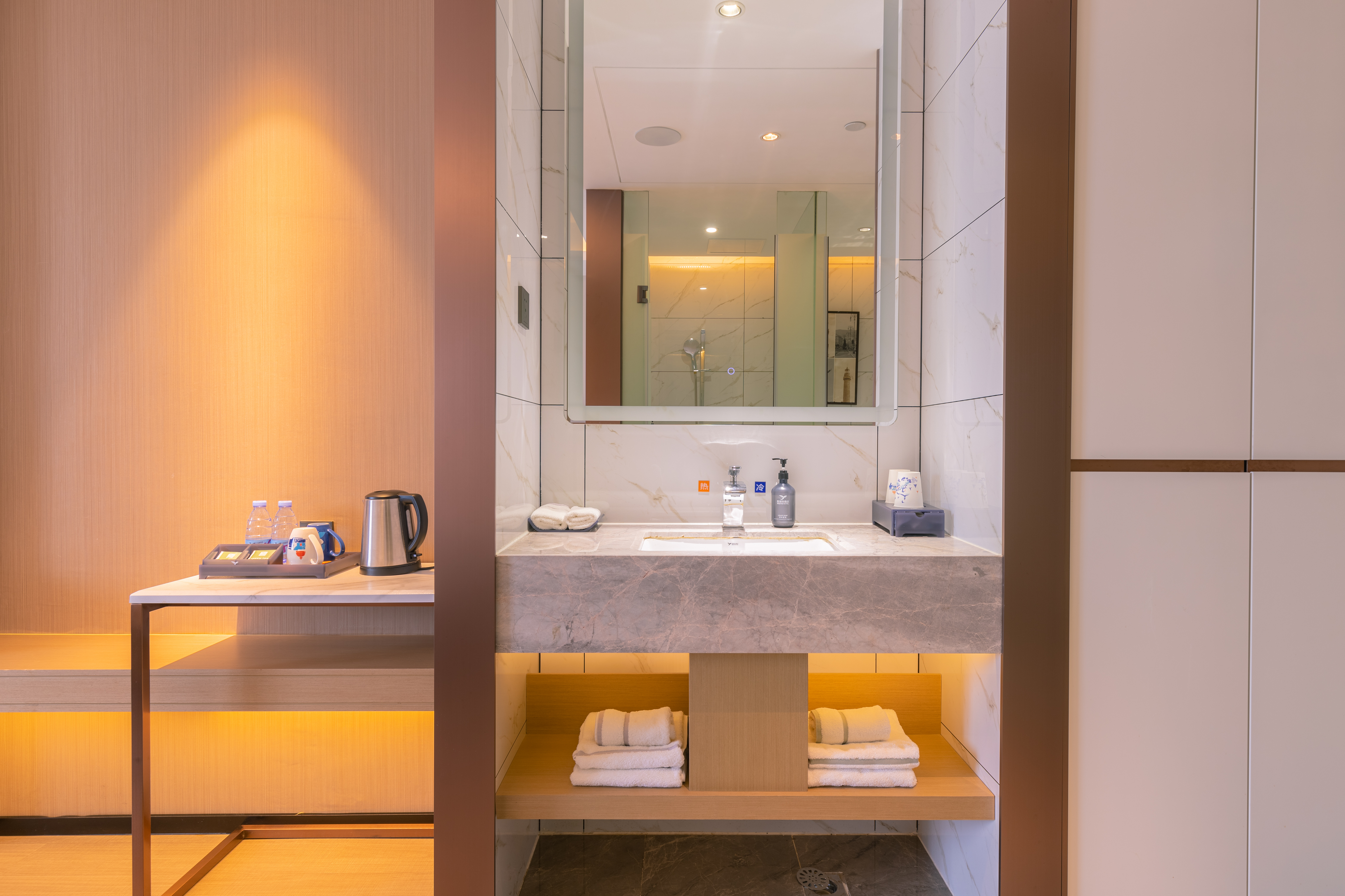 豪华双床房（电视投屏+办公桌椅+婚房布置）