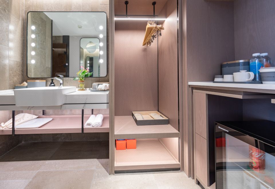 Atour S Hotel, Hisense Plaza, Qingdao Olympic Sailing CenterExecutive Double Bed Room (Mini Fridge + Leifen Hair Dryer+ Screen Projection TV)