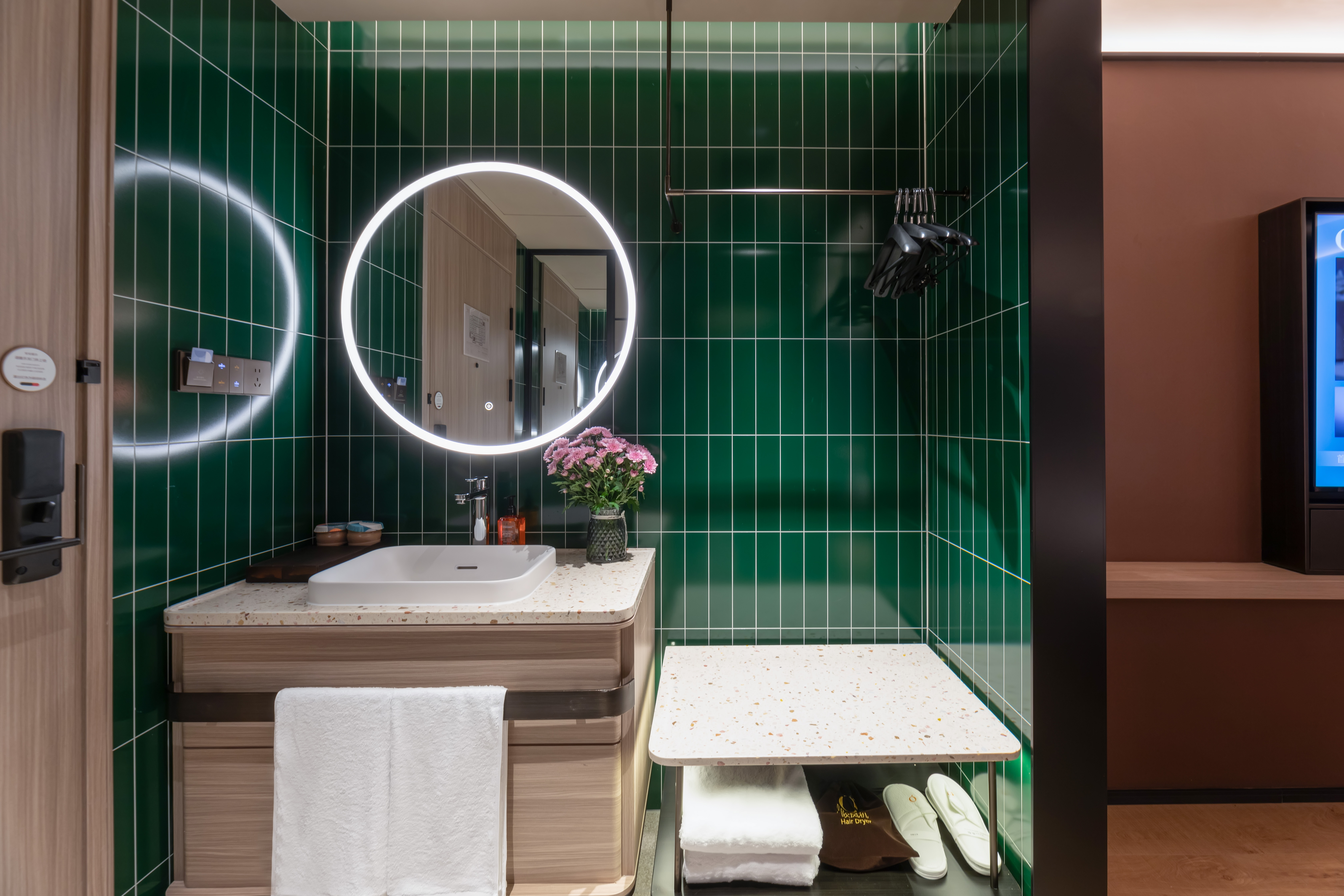 高级大床房（智能客控+电视投屏+小冰箱+智能马桶）