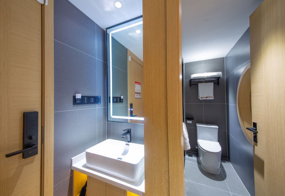 情侣大床房|智能轻奢+双层隔音