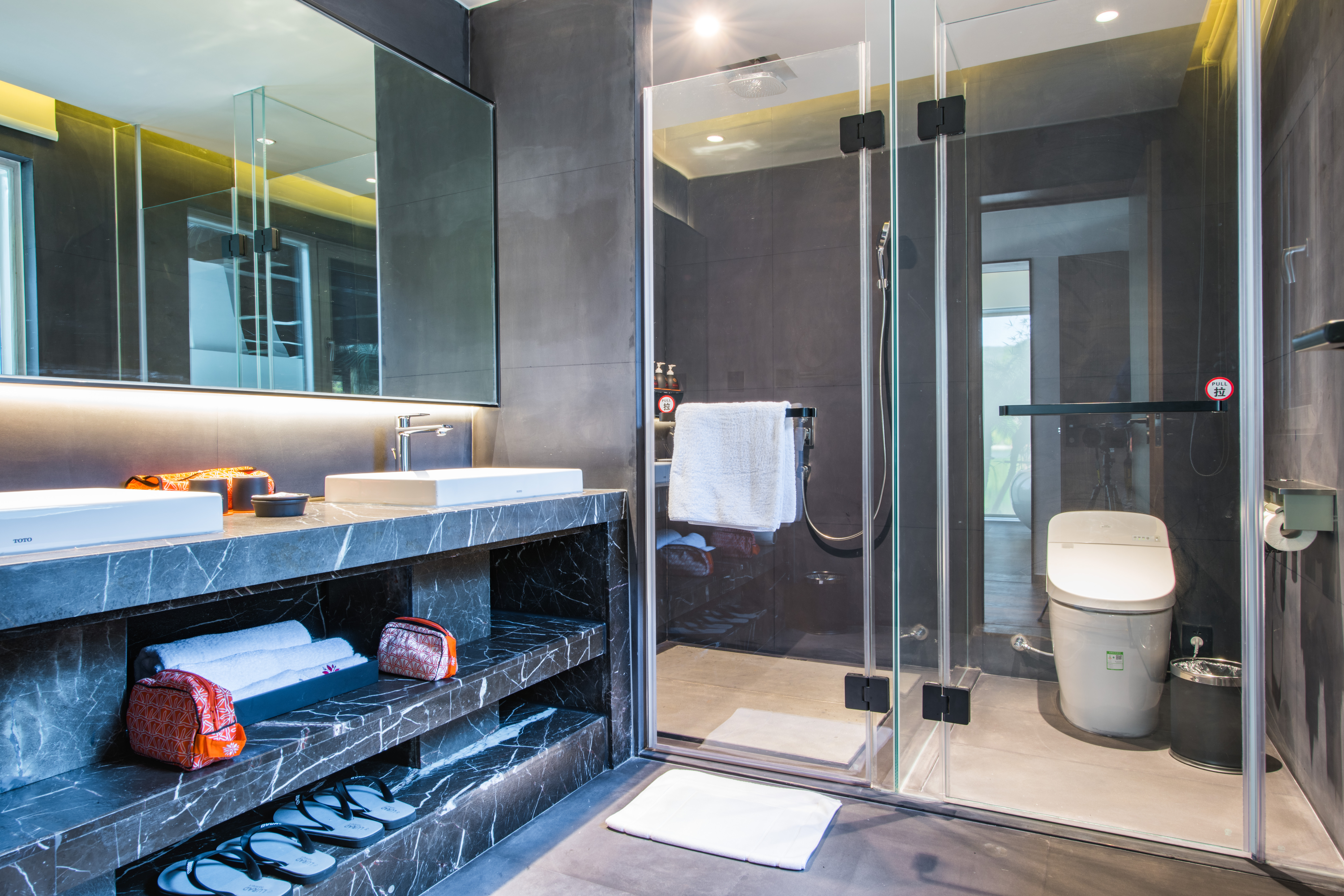 湖畔泡池亲子房（户外泡池+小童玩具）