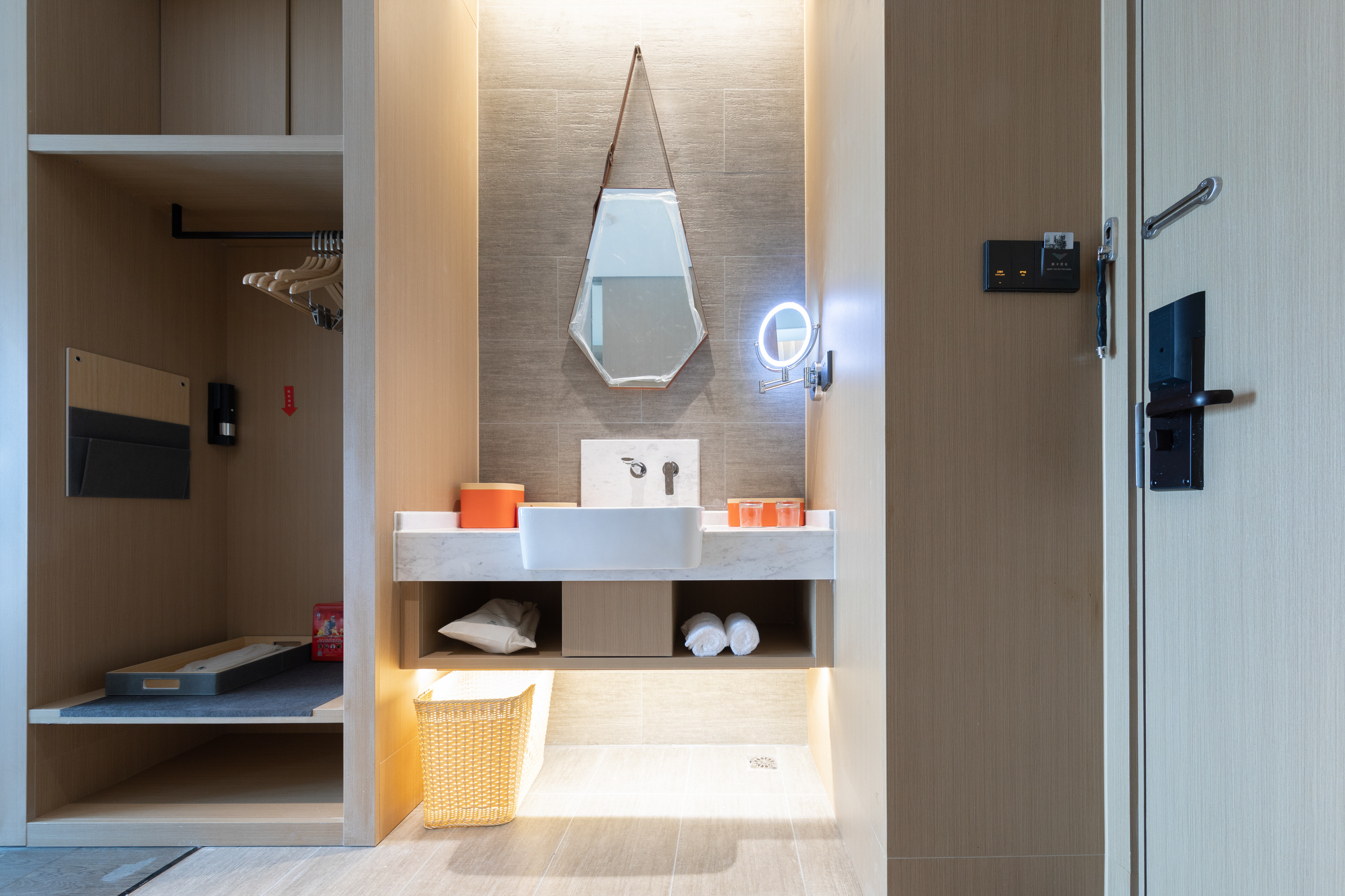 高级大床房（投屏电视+小冰箱）