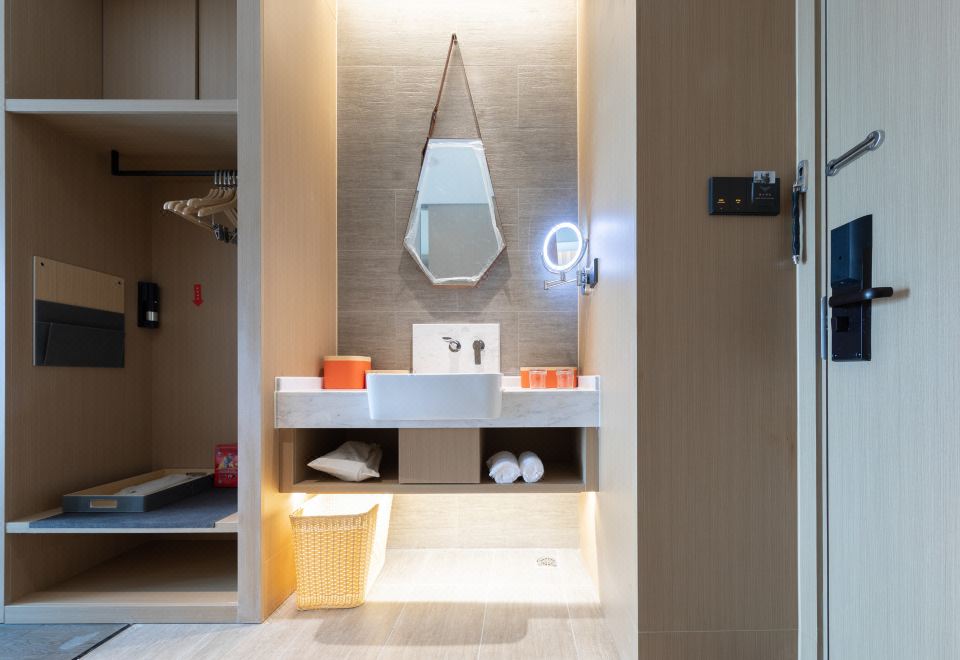 高級大床房（投屏電視+小冰箱）