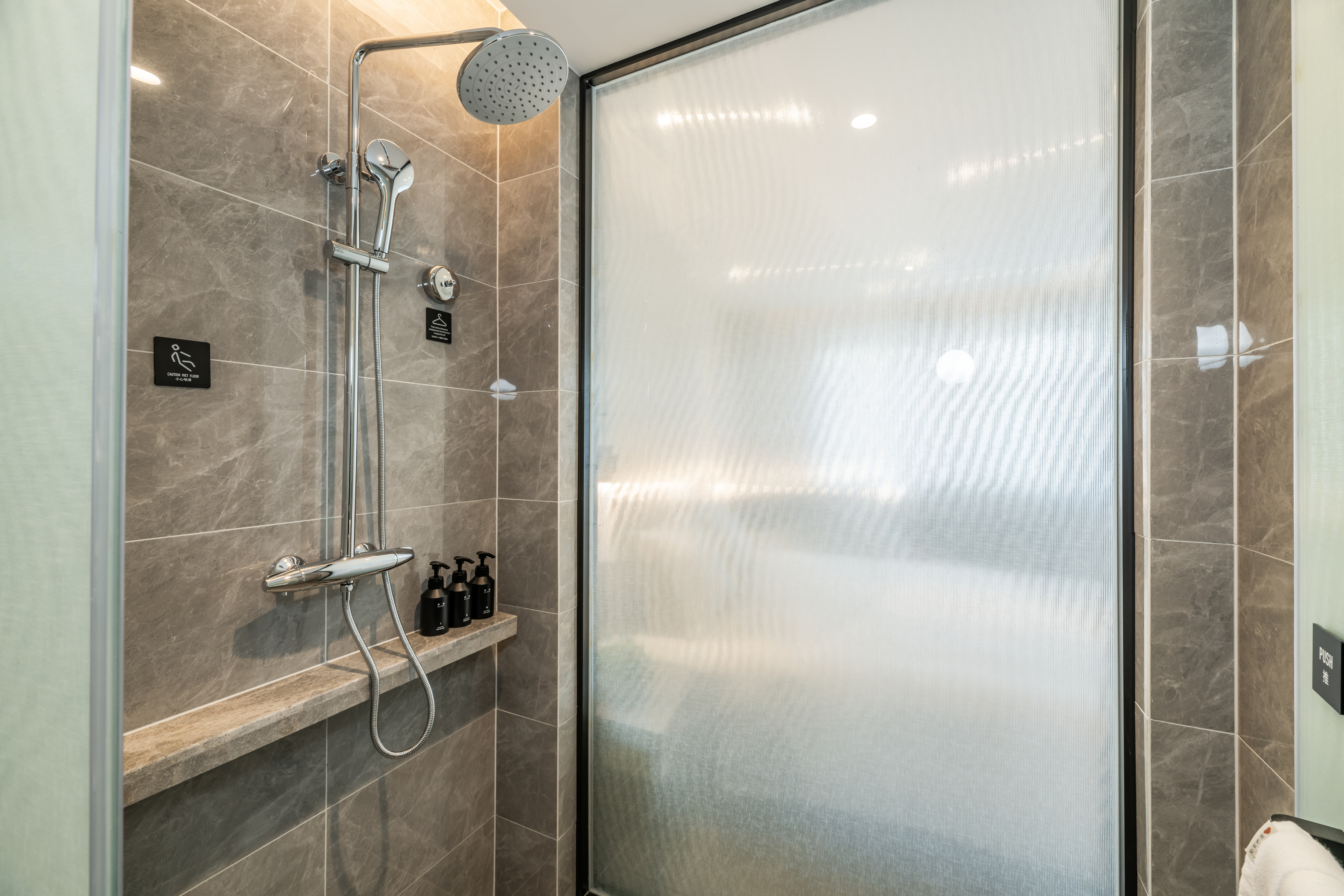 行政大床房（投屏电视+顶喷花洒）