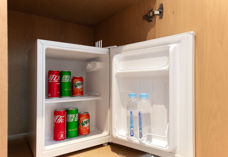 轻奢静谧大床房（轻柔灯光+迷你冰箱+裸眠床品）