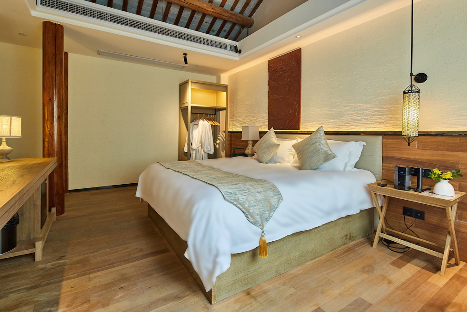 Yiman Hotel (Suzhou Guanqianjie Pingjiang Road Scenic Area)临河豪华大床房（智能声控+小冰箱+乐家泡澡大浴缸）