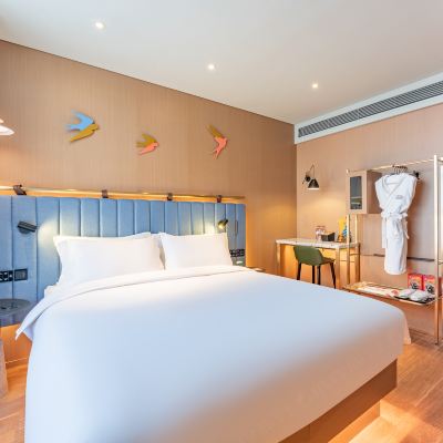 高級大床房【辦公桌椅+全景床】 吳先生的飯店（西安小寨科技路地鐵站店）優惠