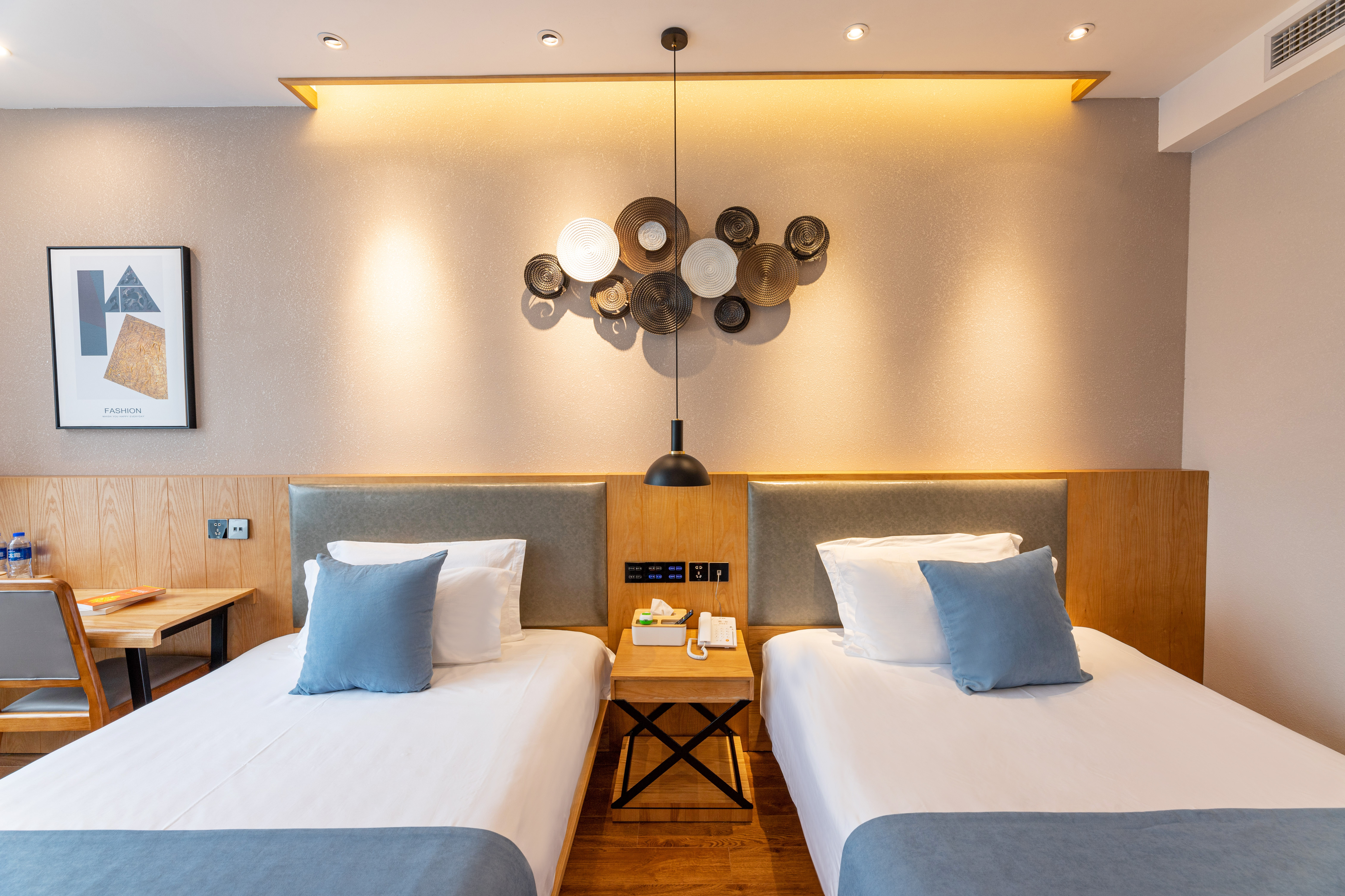 心怡标准间（落地大窗+电动窗帘+阿道夫洗护套装）