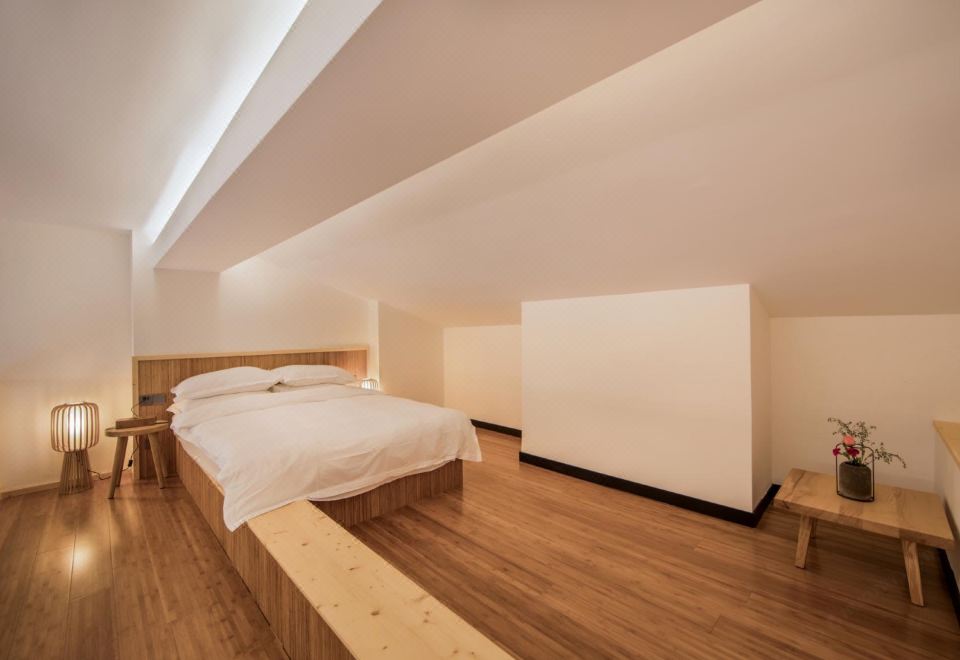 山景阳台复式亲子房