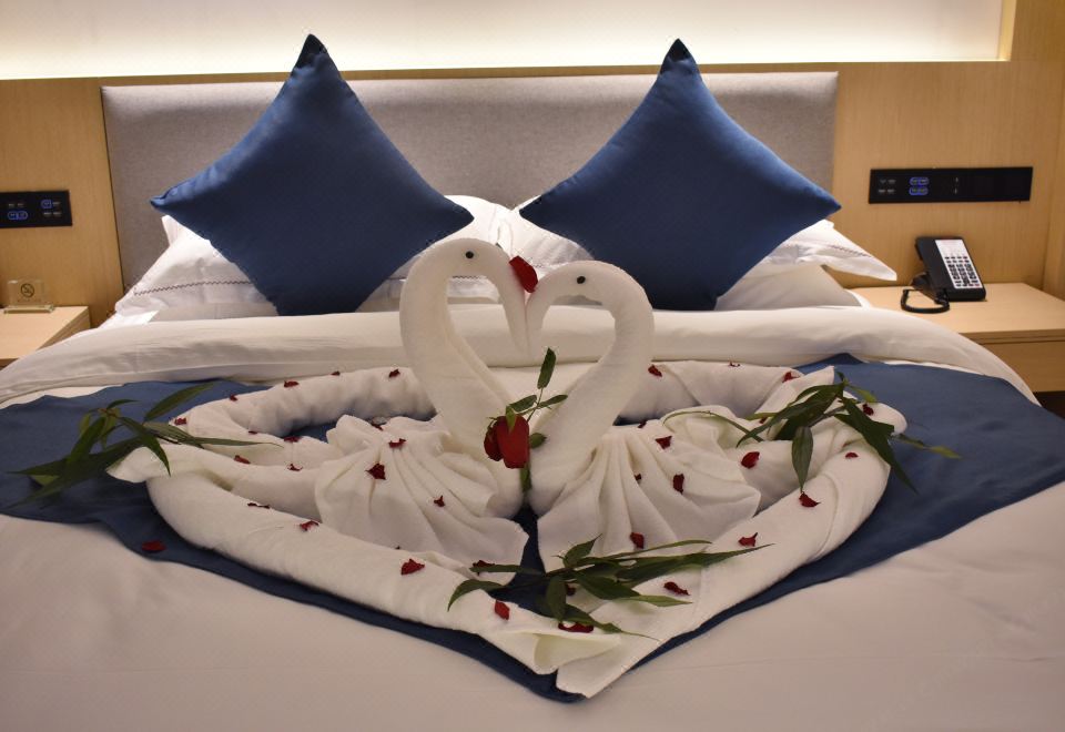 情侣大床房|智能轻奢+双层隔音