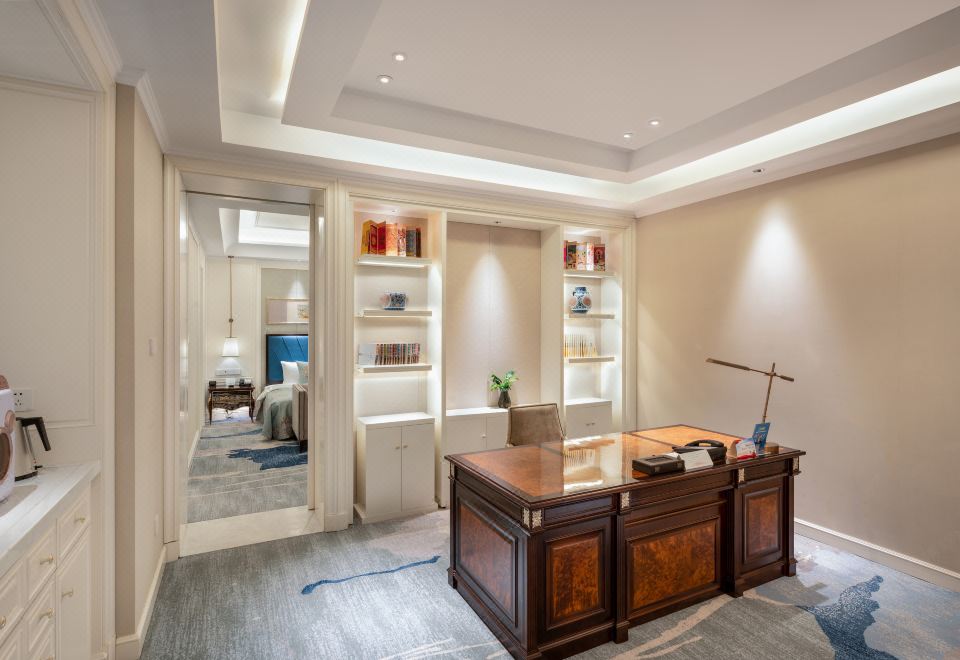 The Purple Palace NanjingZhongshan Building Deluxe Lake-View Suite - Panoramic Lake And Mountain View