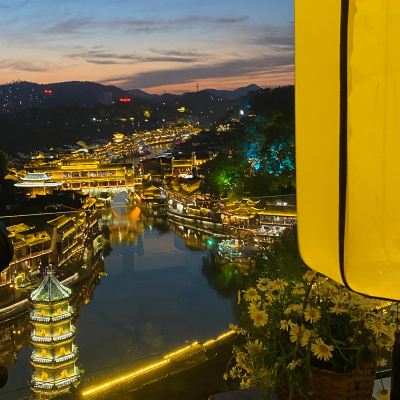 無敵全景浴缸大床房（外陽台） 鳳凰故里明月全景民宿（萬名塔虹橋店）優惠