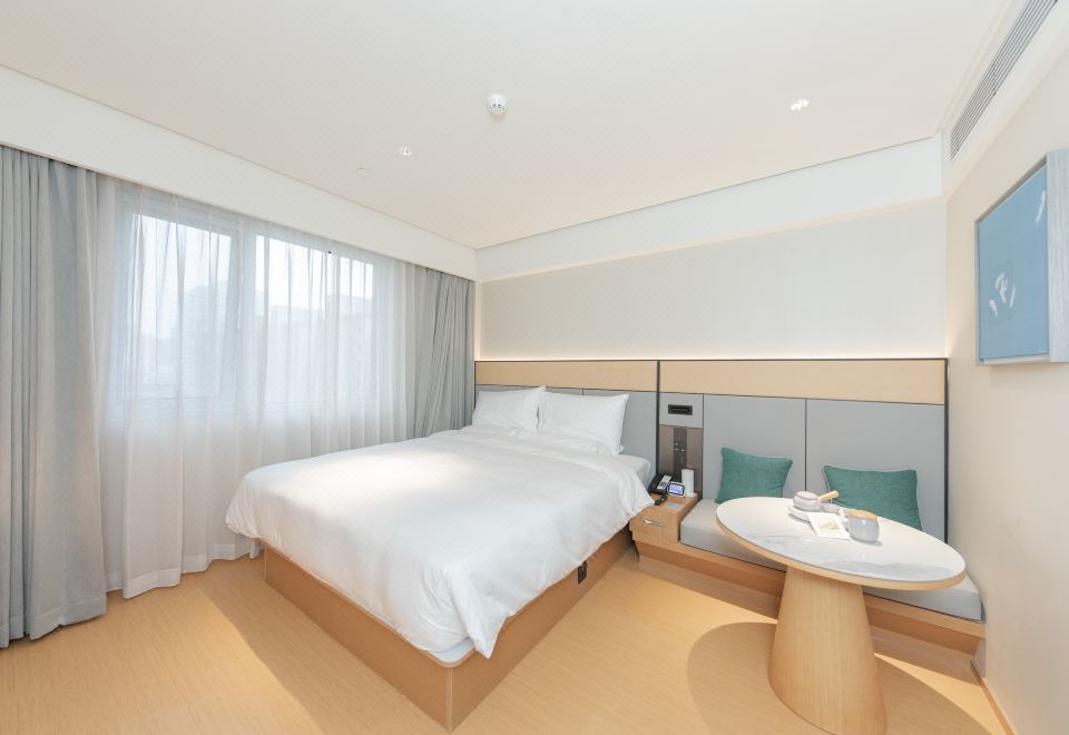 舒压高级大床房（65寸4K电视投屏+智能客控）