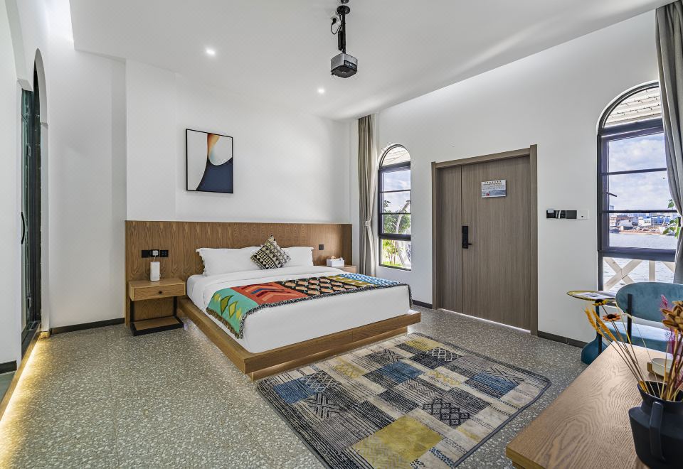 Lake View Queen Bed Room