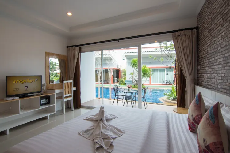 Deluxe Room With Pool Access 2 Single Bed