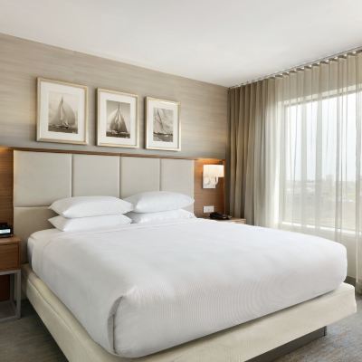 行動/聽力無障礙特大床套房（帶梳化床和浴缸） 波士頓-劍橋希爾頓逸林酒店優惠