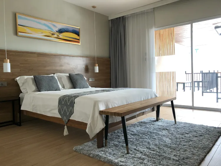 ห้องเตียงใหญ่พร้อมระเบียง (ตึกA มีสระว่ายน้ำ)