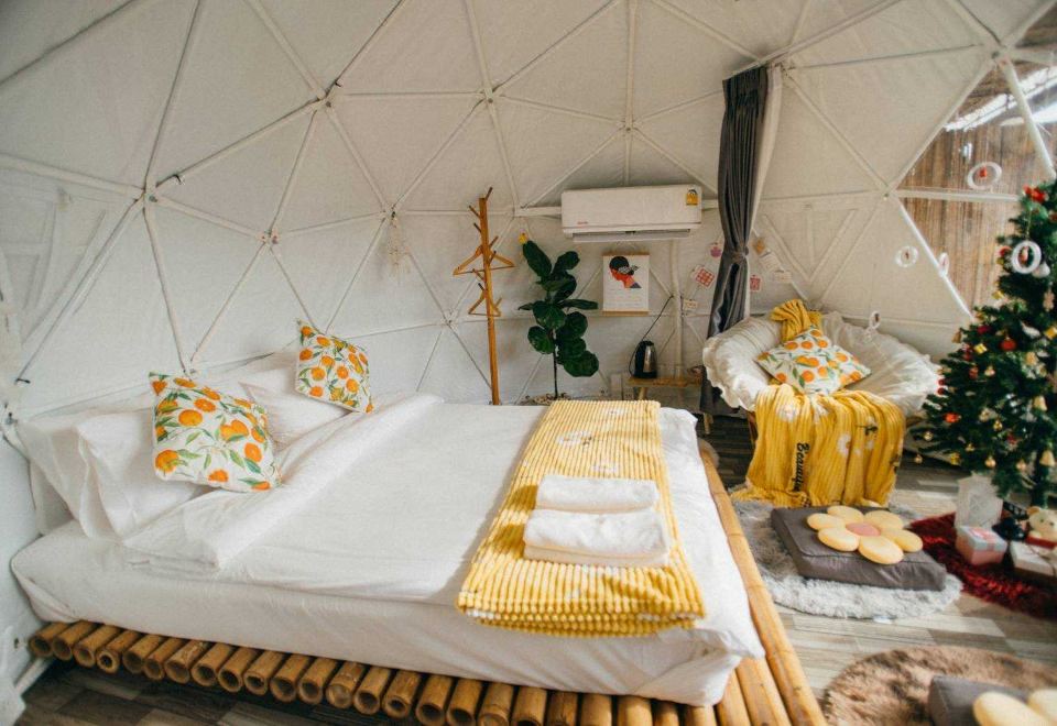 带山景的双人间