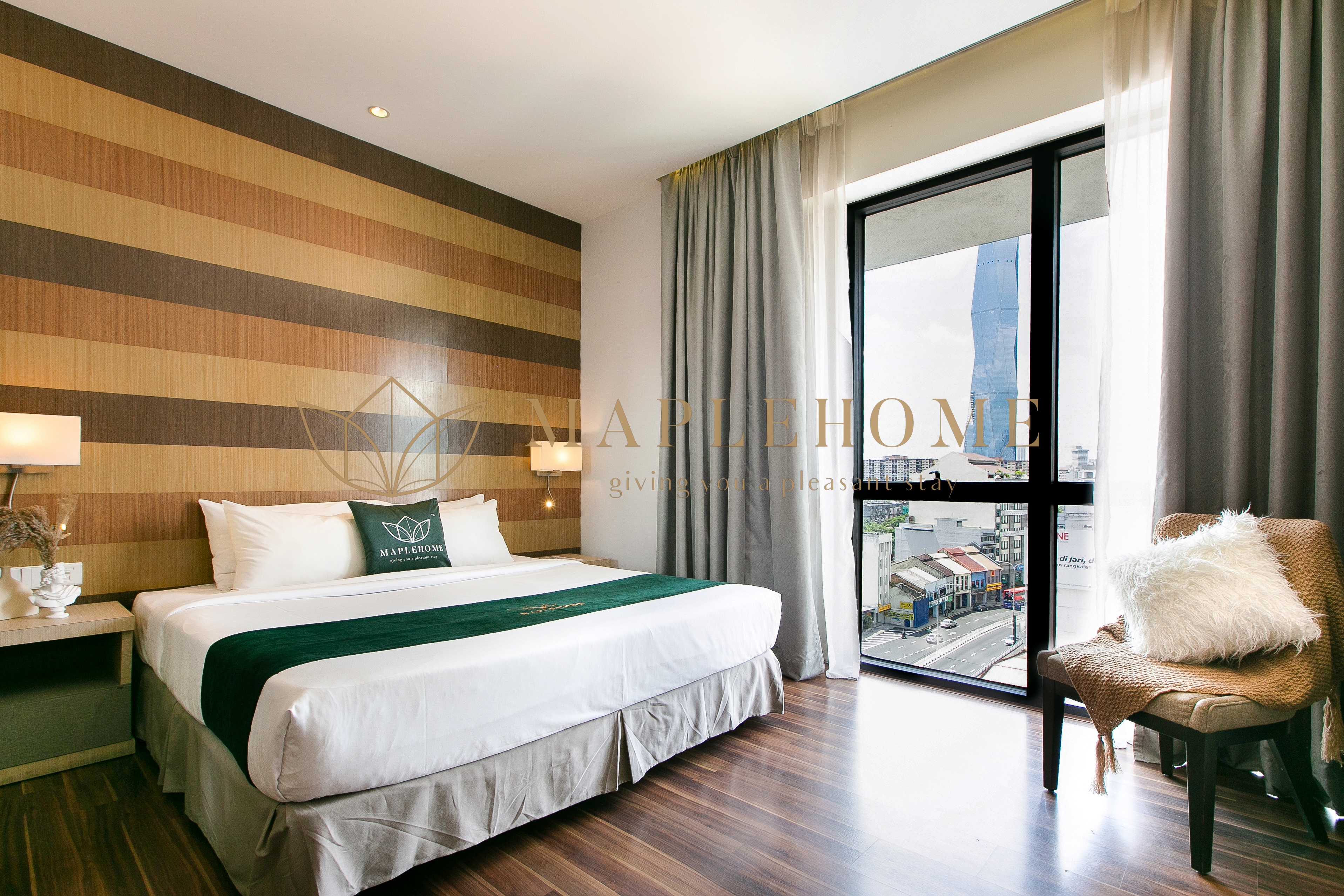 尊貴特大號床套房