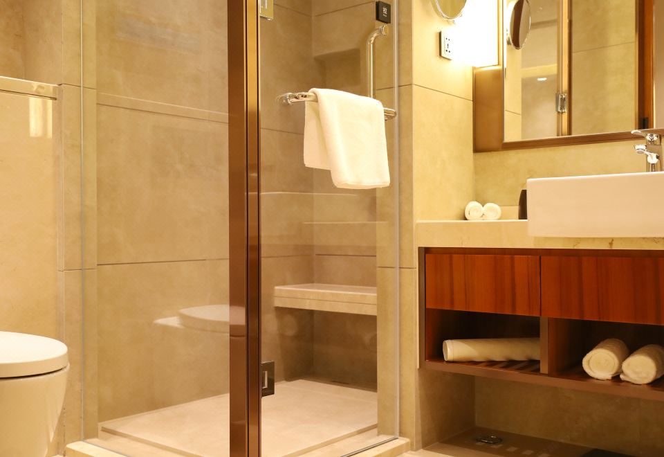 Oakwood Premier TongluStudio Deluxe Twin