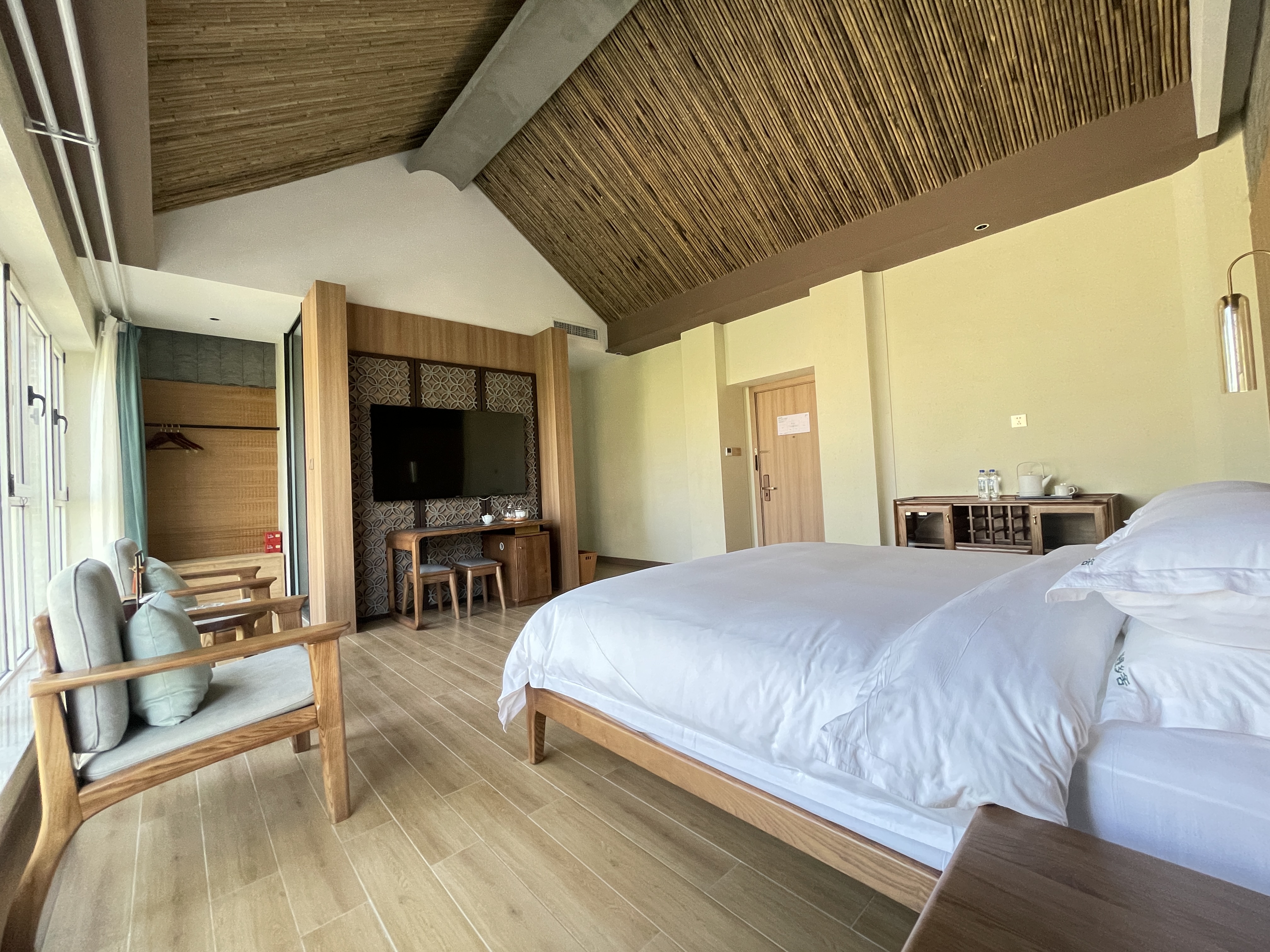 竹逸居湖景大床房