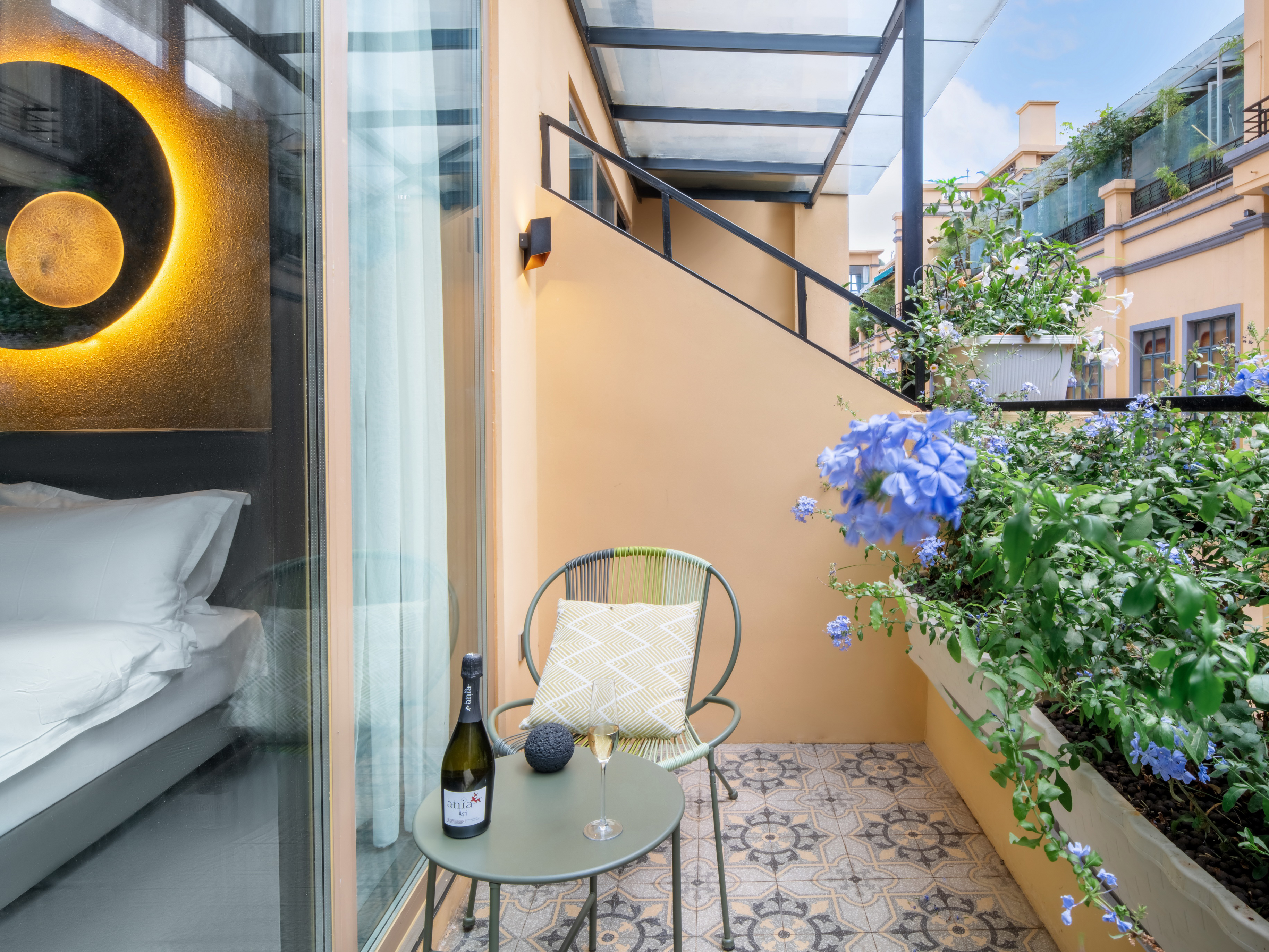 哈尼| 阳台格调大床房