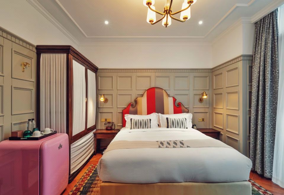 Vintage Street-View Double Bed Room