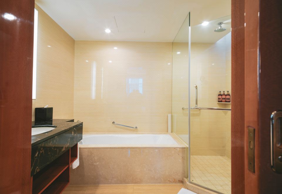 Ramada Plaza Shanghai Pudong AirportBusiness Suite