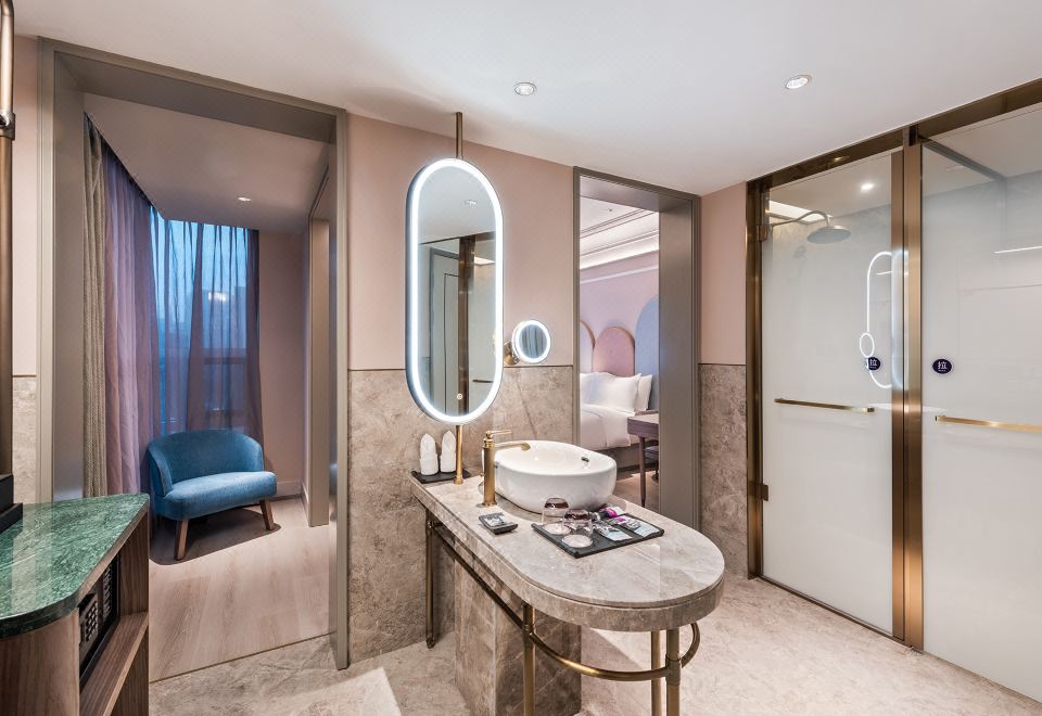 豪華大床房（金可兒床墊+浴袍+保險箱+手機投屏）