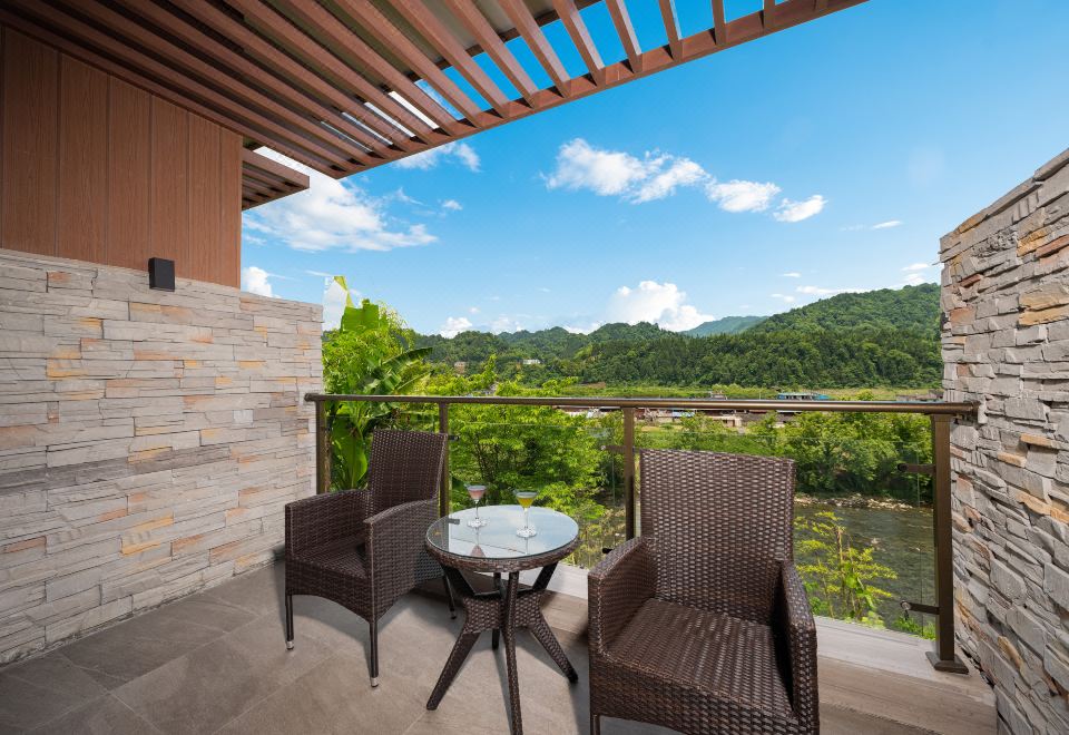 河畔尊享大床房