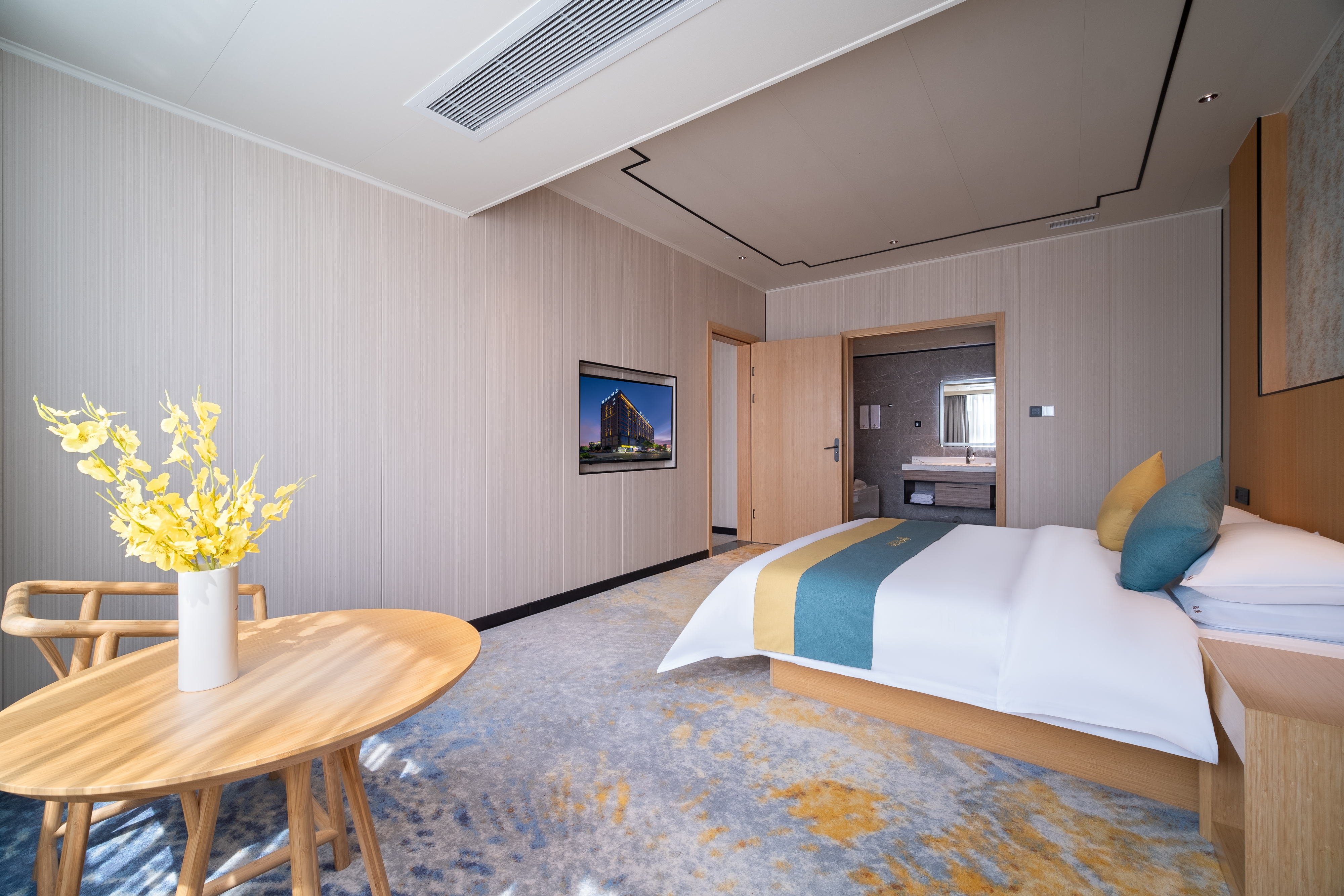 尊贵浴缸套房（独立会客厅+沙发茶几+小冰箱）