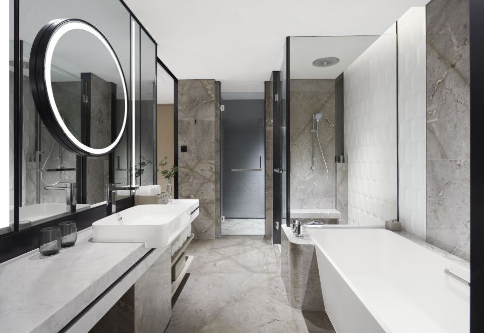 豪华湖景大床房