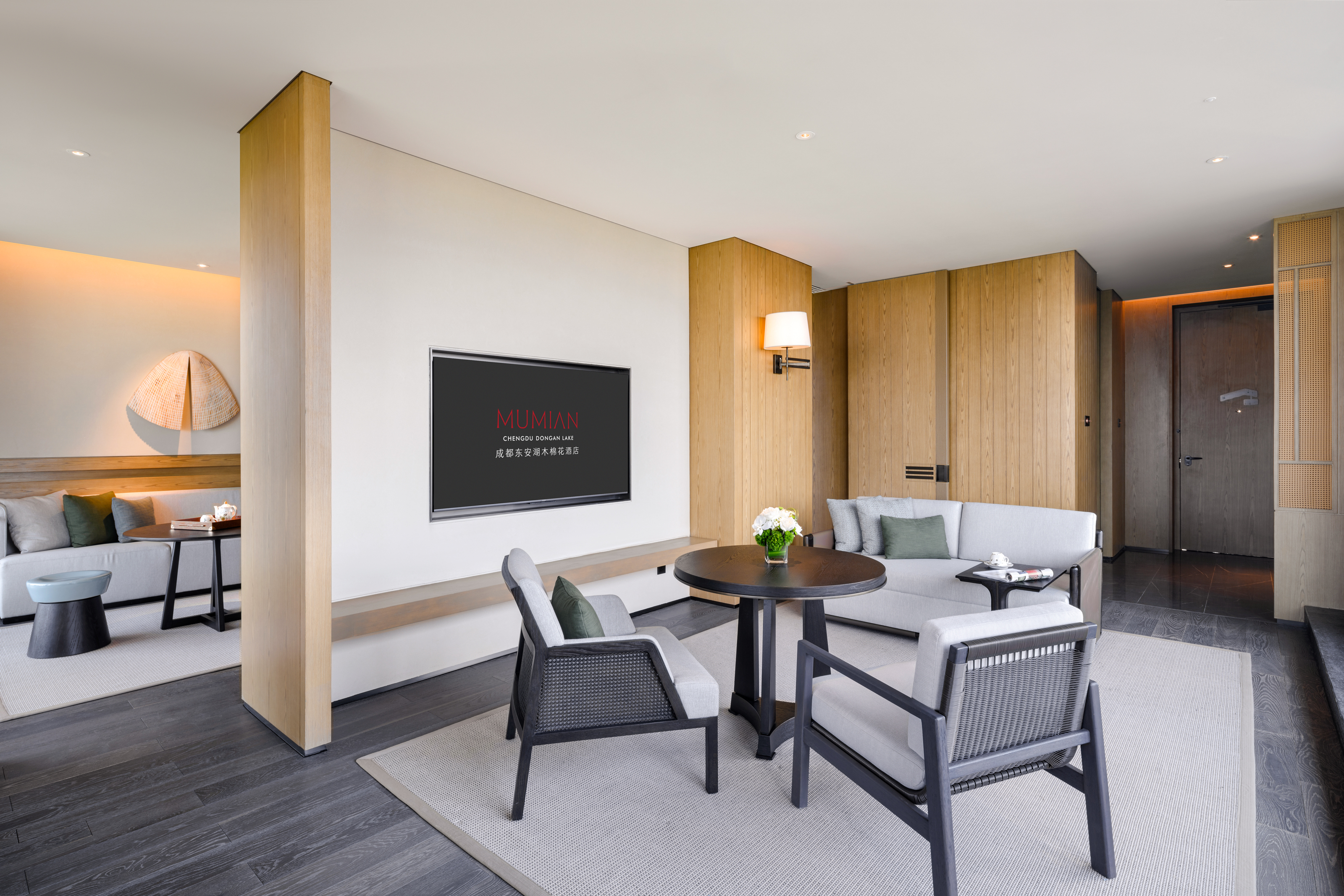 豪华湖景大床套房