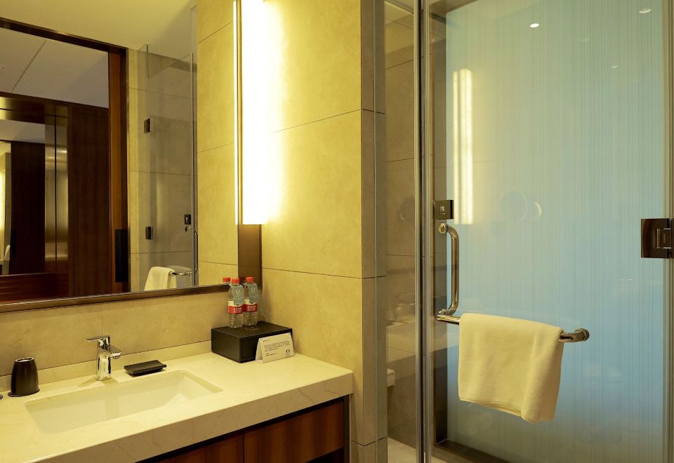 Oakwood Premier TongluDeluxe King Room