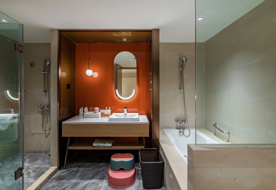 假日亲子套房（落地窗、智能语音系统、小冰箱）