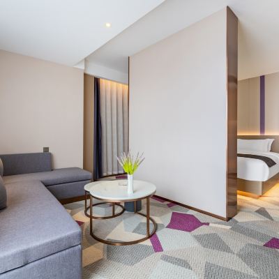 尊享影音套房（影視隨心看+沙發區） 麗楓飯店（東莞黃江沃爾瑪天虹購物中心店）優惠