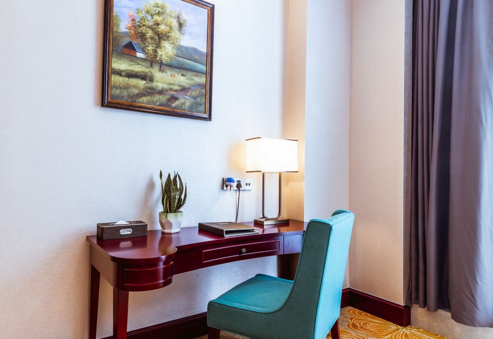 豪华大床房（全景落地窗+舒适沙发+独立浴缸）