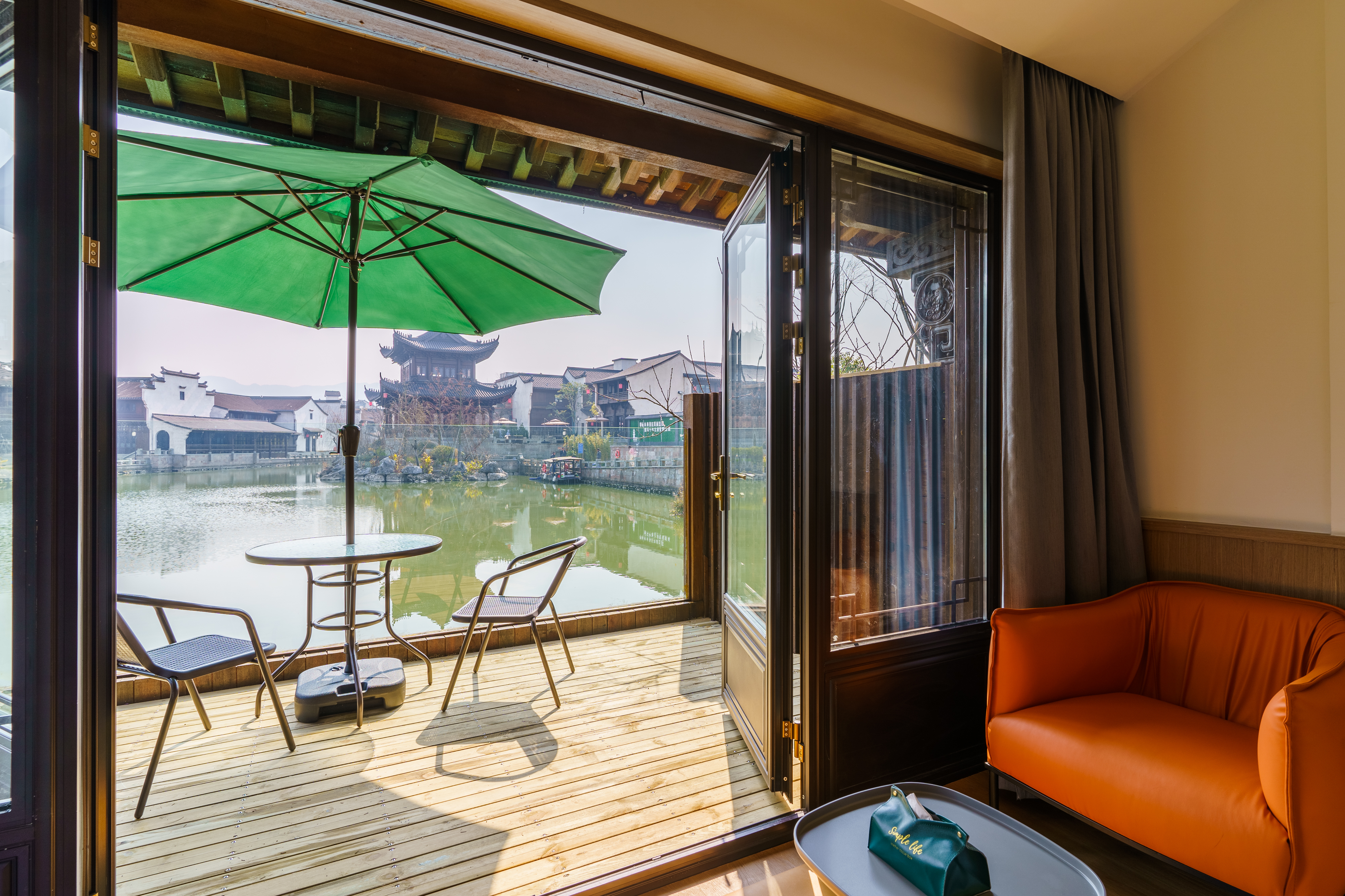 河面之上阳台房