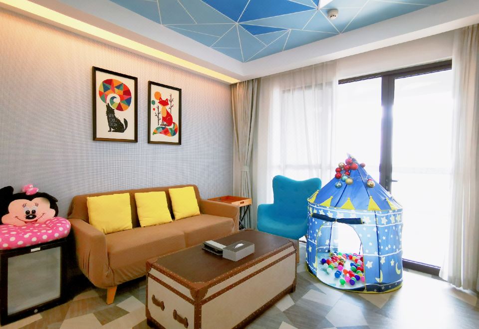 Mountain-view Parent-child Room