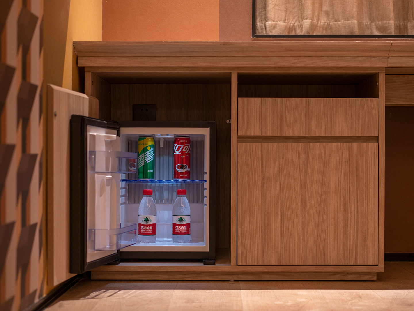 特价大床房+金可儿床垫+智能客控+迷你冰箱+电视投屏