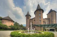 The Chateau Spa & Wellness Resort Ξενοδοχεία στην πόλη 