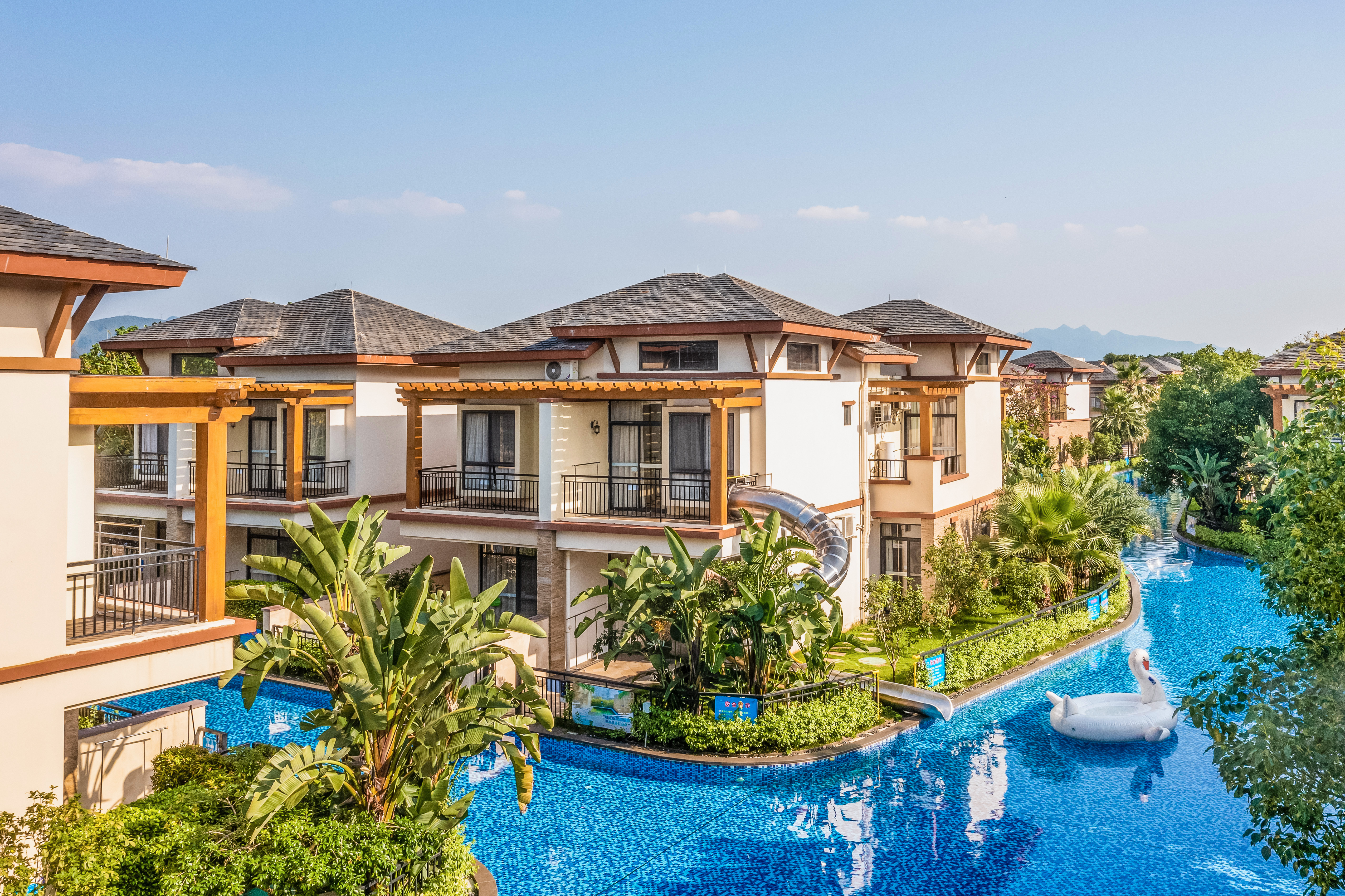 Baodun Lake Hushan Hot Spring ResortVenice Hot Spring Villa - 3-Room, Near Water (Slide)