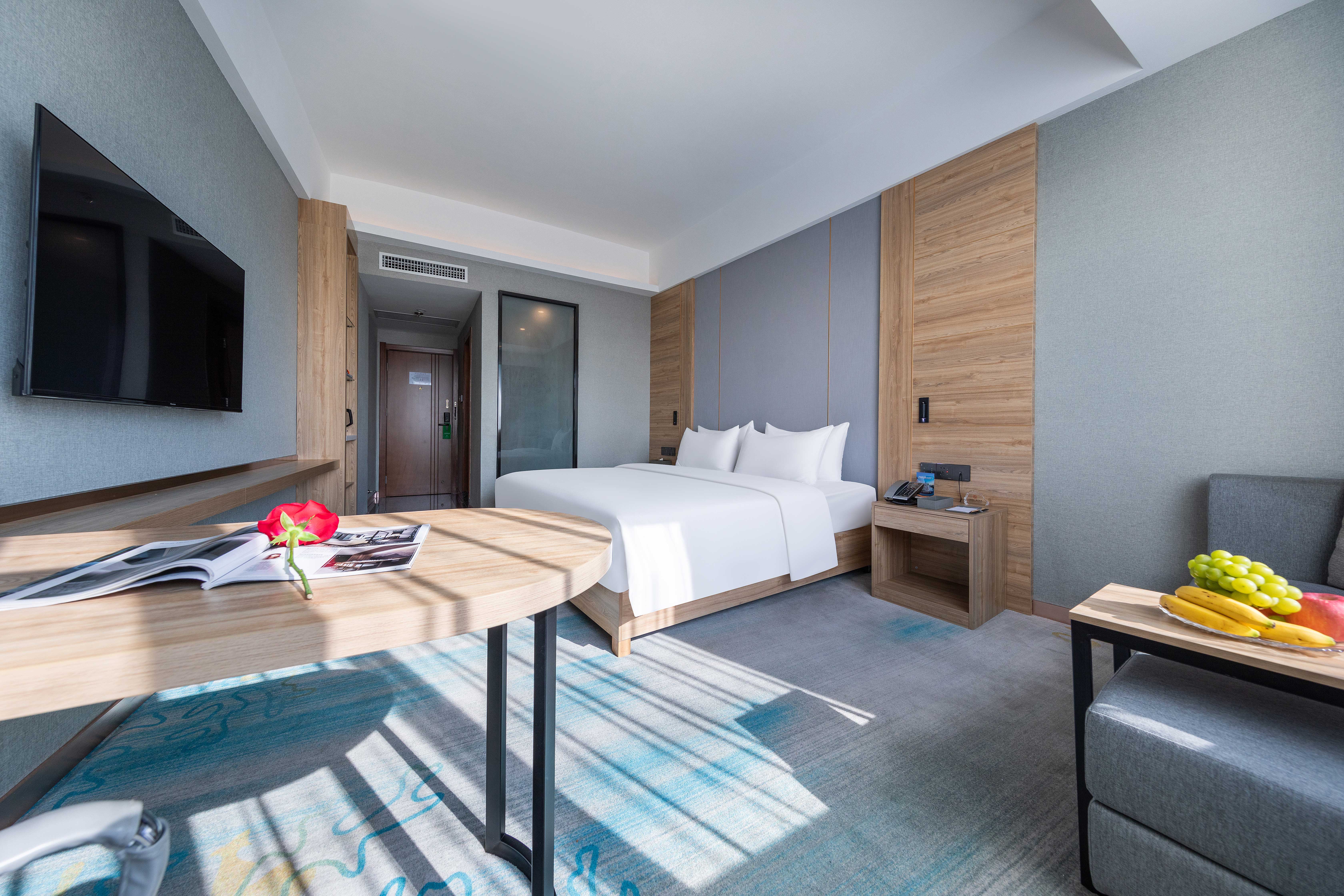 Zhuhai Huafeng Hotel (Huafa Commercial City Wanxuehui Branch)高级大床房丨护颈枕丨高速专网丨四层隔音