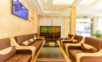 The lobby or reception area features a spacious living room with couches and other furniture at Jinjiang Inn Style (Shanghai Pudong Airport Town)