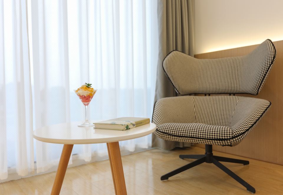 Musi Smart Cinema Floor-to-Ceiling Window Double Bed Room